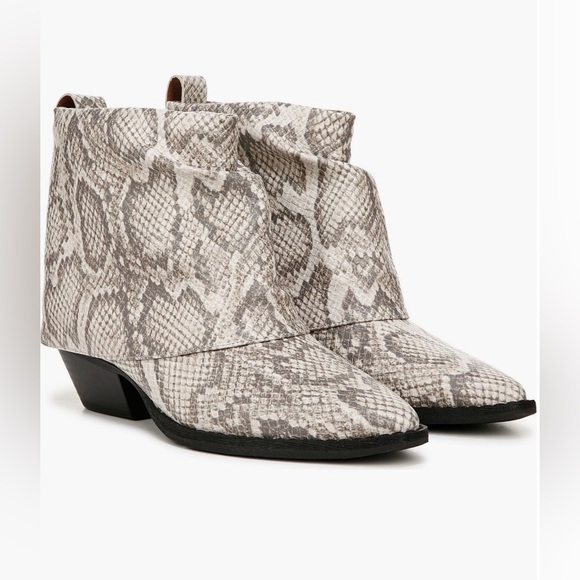 Zodiac Shoes - Zodiac Snakeskin Pattern Ankle Booties Size 6 Cream Python Pointed Toe Boots